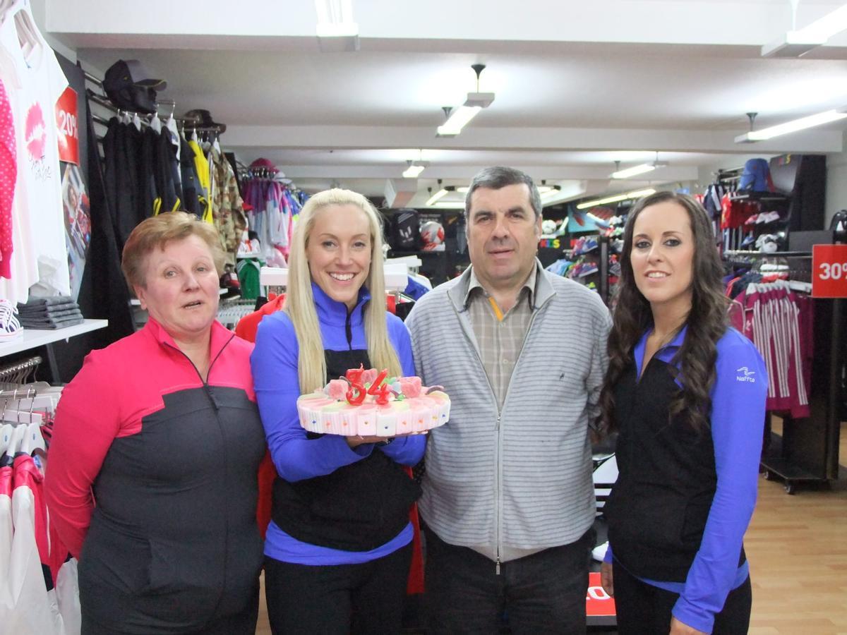 María Jesús Agra, Susana González, Alberto González y Montserrat Salteiro celebrando los 34 años de Deportes Cibeira